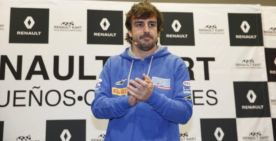 Fernando Alonso ha presidido en el circuito de La Morgal la entrega de premios de la primera edición de 'Renault Kart Pequeños Campeones', un programa de la compañía para hijos de sus empleados. Han participado 300 menores. 