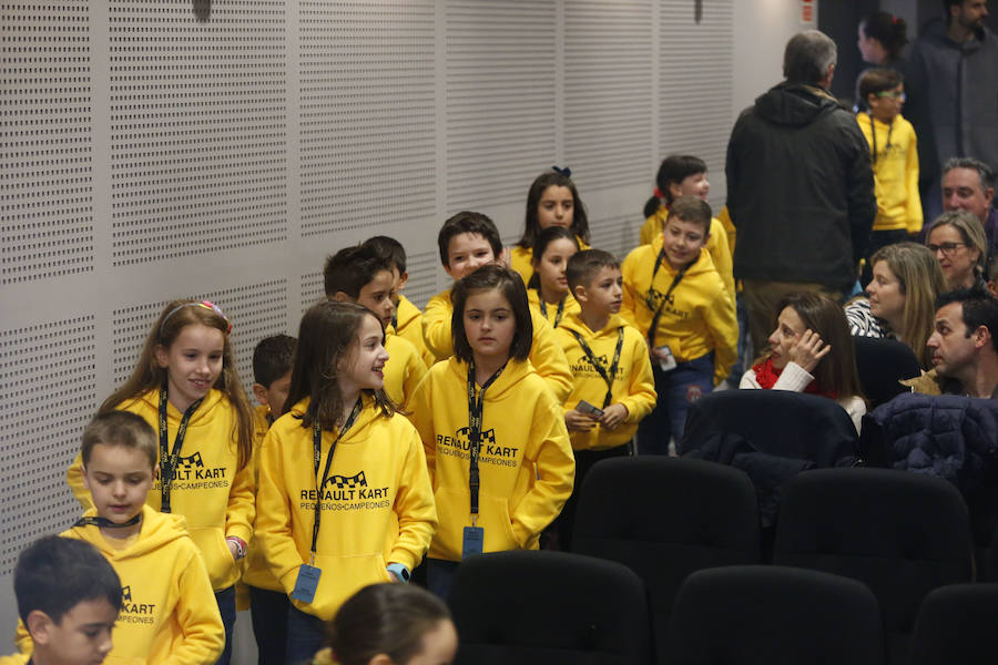 Fernando Alonso ha presidido en el circuito de La Morgal la entrega de premios de la primera edición de 'Renault Kart Pequeños Campeones', un programa de la compañía para hijos de sus empleados. Han participado 300 menores. 