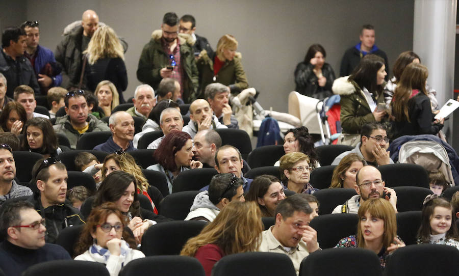 Fernando Alonso ha presidido en el circuito de La Morgal la entrega de premios de la primera edición de 'Renault Kart Pequeños Campeones', un programa de la compañía para hijos de sus empleados. Han participado 300 menores. 