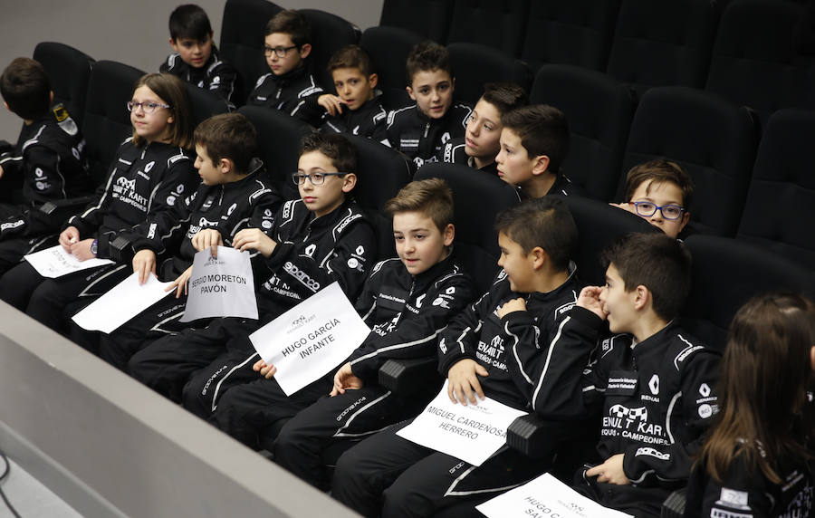 Fernando Alonso ha presidido en el circuito de La Morgal la entrega de premios de la primera edición de 'Renault Kart Pequeños Campeones', un programa de la compañía para hijos de sus empleados. Han participado 300 menores. 