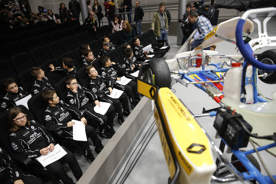 Fernando Alonso ha presidido en el circuito de La Morgal la entrega de premios de la primera edición de 'Renault Kart Pequeños Campeones', un programa de la compañía para hijos de sus empleados. Han participado 300 menores. 