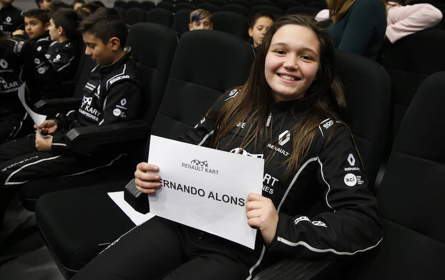 Fernando Alonso ha presidido en el circuito de La Morgal la entrega de premios de la primera edición de 'Renault Kart Pequeños Campeones', un programa de la compañía para hijos de sus empleados. Han participado 300 menores. 