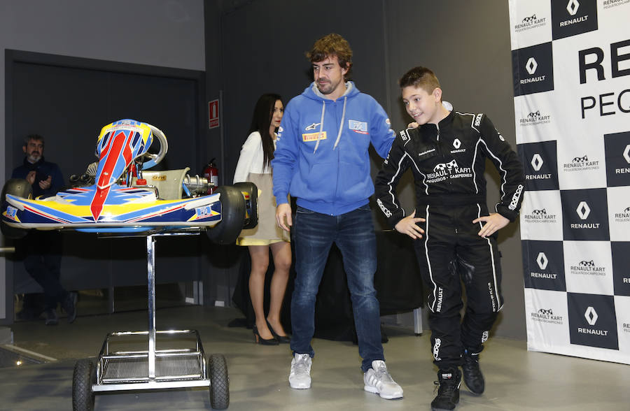 Fernando Alonso ha presidido en el circuito de La Morgal la entrega de premios de la primera edición de 'Renault Kart Pequeños Campeones', un programa de la compañía para hijos de sus empleados. Han participado 300 menores. 