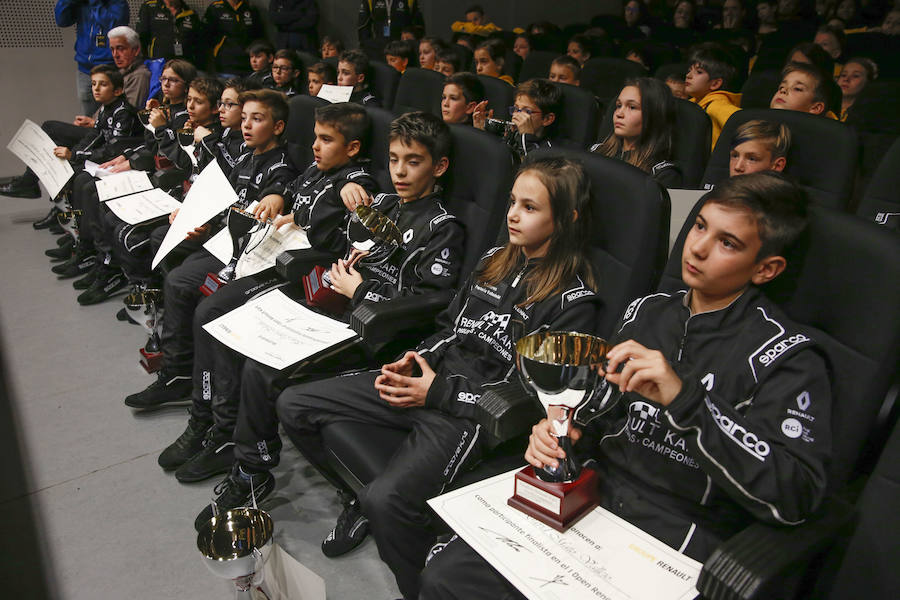 Fernando Alonso ha presidido en el circuito de La Morgal la entrega de premios de la primera edición de 'Renault Kart Pequeños Campeones', un programa de la compañía para hijos de sus empleados. Han participado 300 menores. 