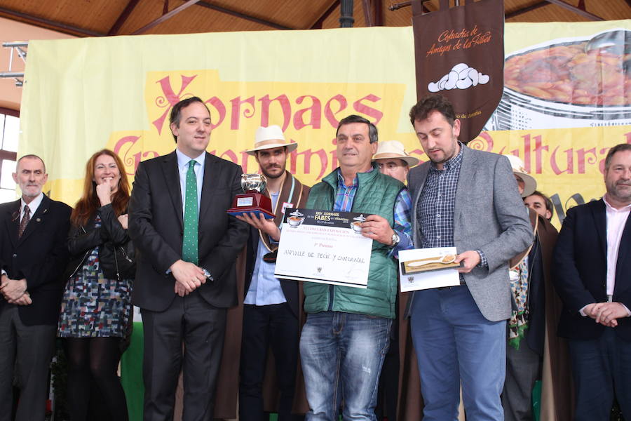 El piragüista Saúl Craviotto ya es cofrade de honor de la Cofradía Amigos de les Fabes de Villaviciosa. El deportista recibió la distinción en el marco del quinto Gran Capítulo de la entidad, en el que Gregorio García, del restaurante Oleum, fue nombrado embajador de les fabes.