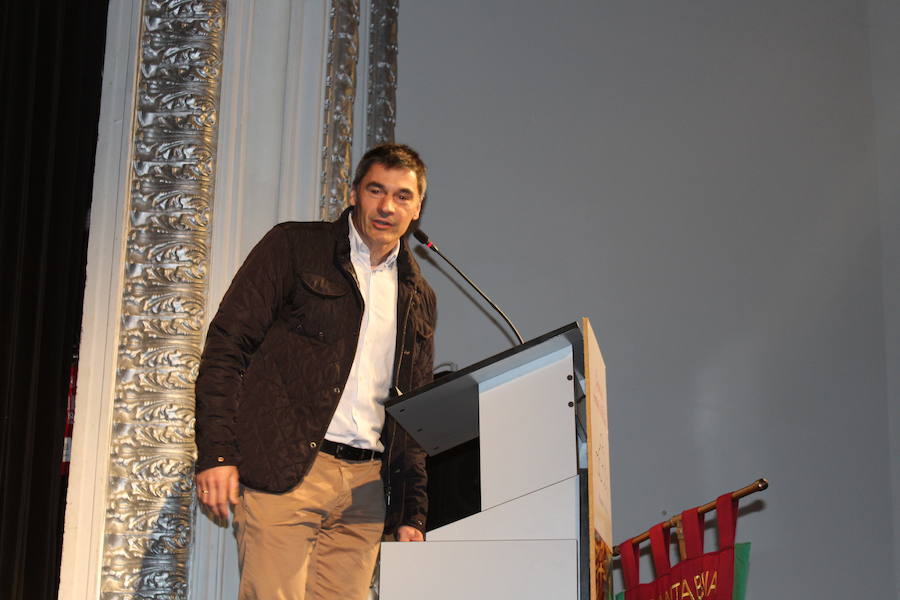 El piragüista Saúl Craviotto ya es cofrade de honor de la Cofradía Amigos de les Fabes de Villaviciosa. El deportista recibió la distinción en el marco del quinto Gran Capítulo de la entidad, en el que Gregorio García, del restaurante Oleum, fue nombrado embajador de les fabes.