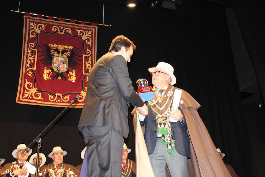 El piragüista Saúl Craviotto ya es cofrade de honor de la Cofradía Amigos de les Fabes de Villaviciosa. El deportista recibió la distinción en el marco del quinto Gran Capítulo de la entidad, en el que Gregorio García, del restaurante Oleum, fue nombrado embajador de les fabes.