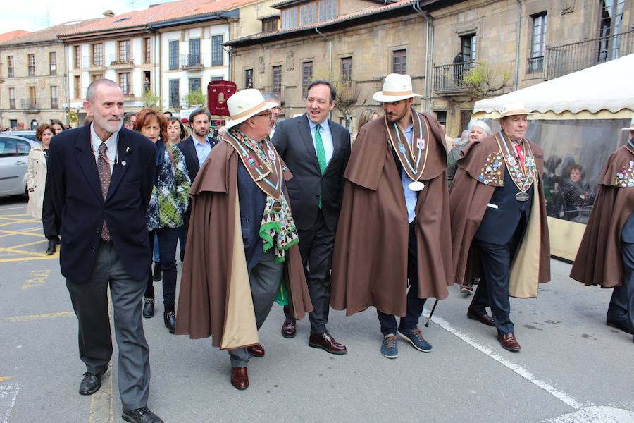 El piragüista Saúl Craviotto ya es cofrade de honor de la Cofradía Amigos de les Fabes de Villaviciosa. El deportista recibió la distinción en el marco del quinto Gran Capítulo de la entidad, en el que Gregorio García, del restaurante Oleum, fue nombrado embajador de les fabes.
