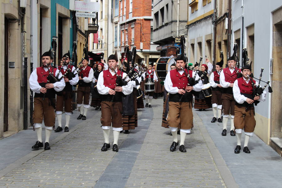 El piragüista Saúl Craviotto ya es cofrade de honor de la Cofradía Amigos de les Fabes de Villaviciosa. El deportista recibió la distinción en el marco del quinto Gran Capítulo de la entidad, en el que Gregorio García, del restaurante Oleum, fue nombrado embajador de les fabes.