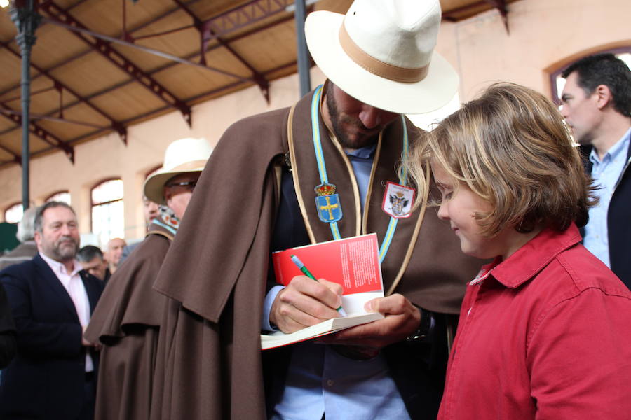 El piragüista Saúl Craviotto ya es cofrade de honor de la Cofradía Amigos de les Fabes de Villaviciosa. El deportista recibió la distinción en el marco del quinto Gran Capítulo de la entidad, en el que Gregorio García, del restaurante Oleum, fue nombrado embajador de les fabes.