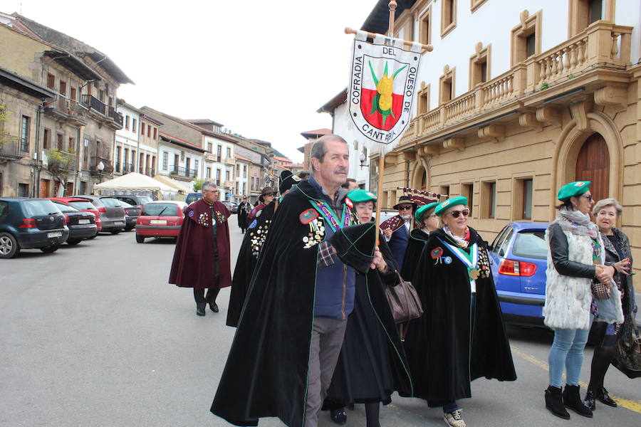 El piragüista Saúl Craviotto ya es cofrade de honor de la Cofradía Amigos de les Fabes de Villaviciosa. El deportista recibió la distinción en el marco del quinto Gran Capítulo de la entidad, en el que Gregorio García, del restaurante Oleum, fue nombrado embajador de les fabes.