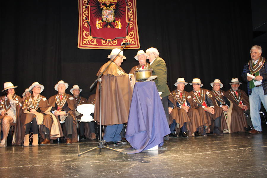 El piragüista Saúl Craviotto ya es cofrade de honor de la Cofradía Amigos de les Fabes de Villaviciosa. El deportista recibió la distinción en el marco del quinto Gran Capítulo de la entidad, en el que Gregorio García, del restaurante Oleum, fue nombrado embajador de les fabes.