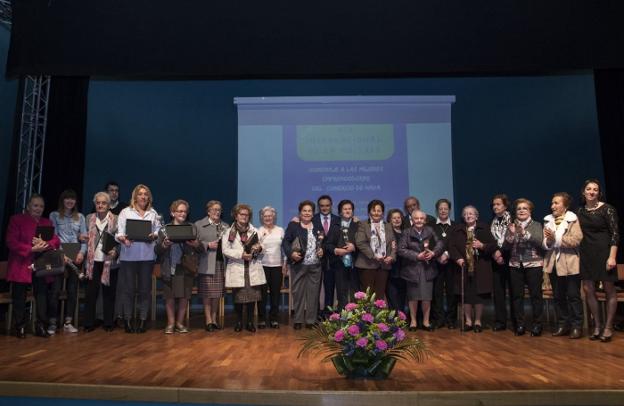 La veintena de mujeres emprendedoras que fueron reconocidas ayer en Nava. :: E.. C.