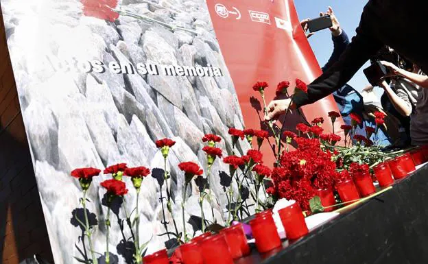 Ofrenda floral en el homenaje en recuerdo de las víctimas de los atentados del 11 de marzo de 2004, el pasado año, en la estación madrileña de Atocha.