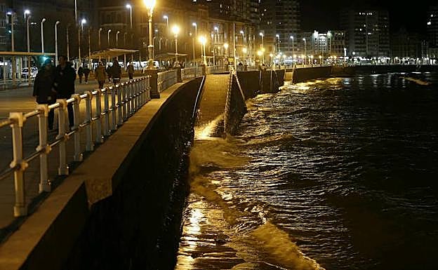 Imagen que presentaba la playa de San Lorenzo en Gijón durante la pleamar, en la antesala del 'Félix'.