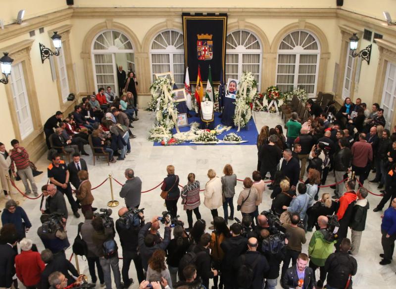 Una auténtica multitud se ha acercado a la capilla ardiente del pequeño Gabriel Cruz, instalada en la Diputación de Almería. Entre los asistentes se encontraba la presidenta andaluza, Susana Díaz, que ha trasladado sus condolencias a la familia.