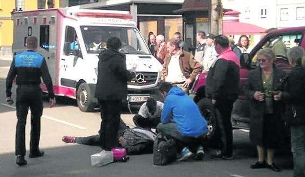 El herido, tumbado en el suelo mientras es atendido por los sanitarios en el lugar del atropello. 