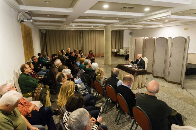 Fernando Álvarez en la charla de Cangas. :: LLACA