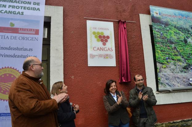 Luis Buitrón, Beatriz Pérez, María Jesús Álvarez y José Víctor Rodríguez descubren la placa en la sede de la Denominación de Origen Protegida (DOP) Vino de Cangas. 