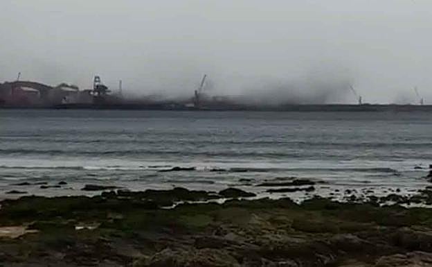‘Nubes’ de carbón procedentes de El Musel, en Gijón.
