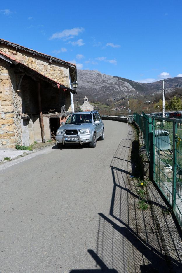 La carretera es estrecha, a su paso por Villamorey. 