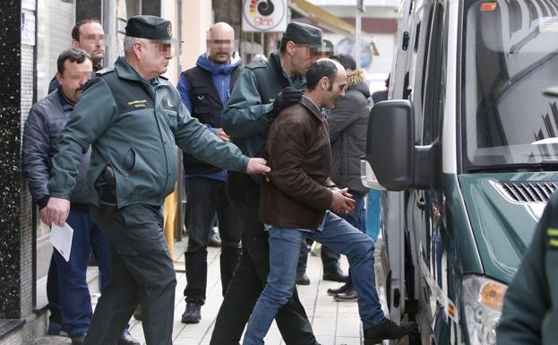 La Guardia Civil saca esposado del juzgado de Luarca a Javier Ledo y lo introduce en el furgón que lo llevó hasta la prisión. 