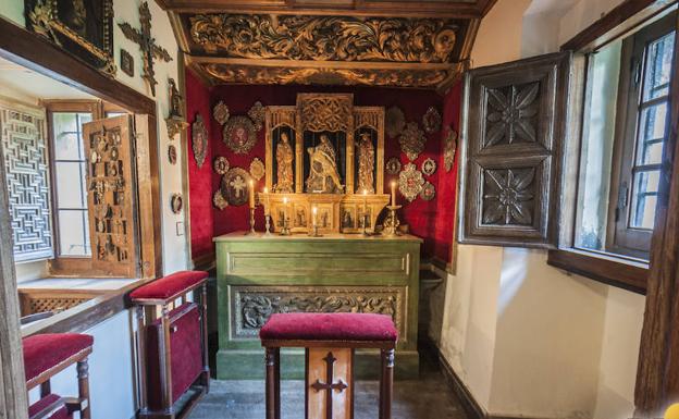 Imagen. El oratorio de la finca, con un retablo y distintos ornamentos.