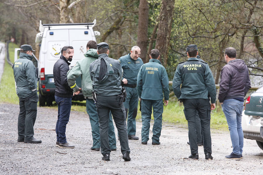 Los buzos tratan de encontrar un bolso y efectos personales de Paz en el pantano