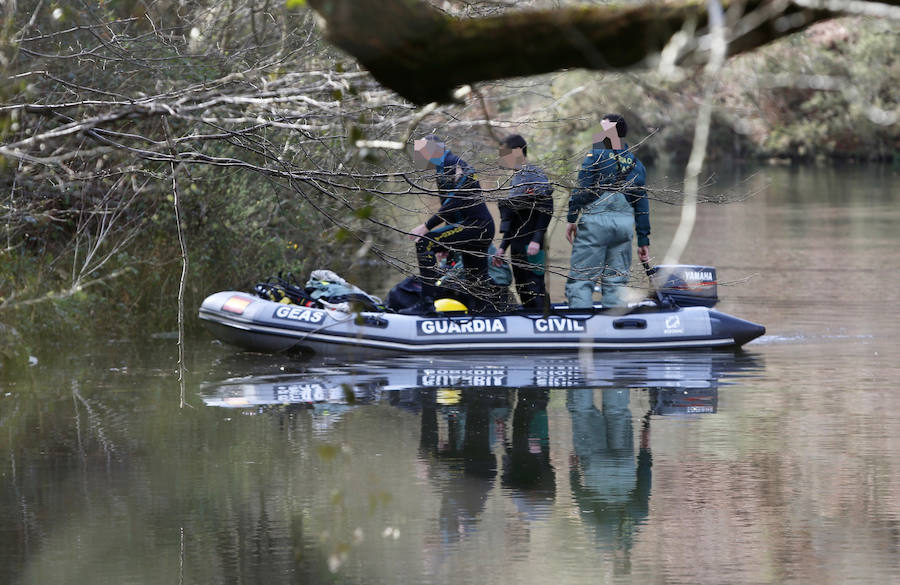 Los buzos tratan de encontrar un bolso y efectos personales de Paz en el pantano