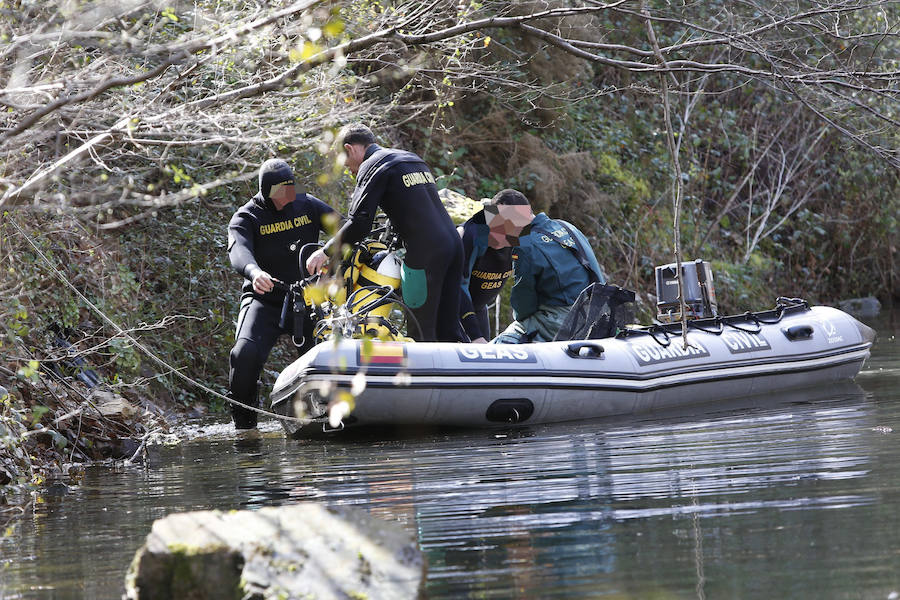 Los buzos tratan de encontrar un bolso y efectos personales de Paz en el pantano