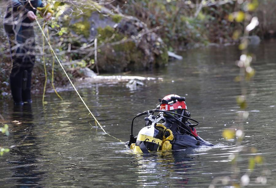 Los buzos tratan de encontrar un bolso y efectos personales de Paz en el pantano