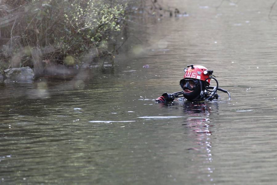 Los buzos tratan de encontrar un bolso y efectos personales de Paz en el pantano