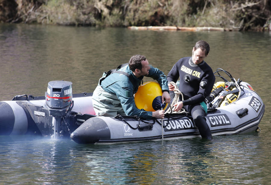 Los buzos tratan de encontrar un bolso y efectos personales de Paz en el pantano