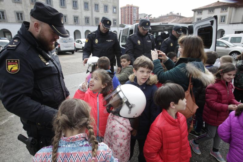 Unos 170 alumnos de Primaria de los colegios Baudilo Arce y La Ería han asistido a una exhibición de varias unidades policiales del cuartel de Buenavista. 