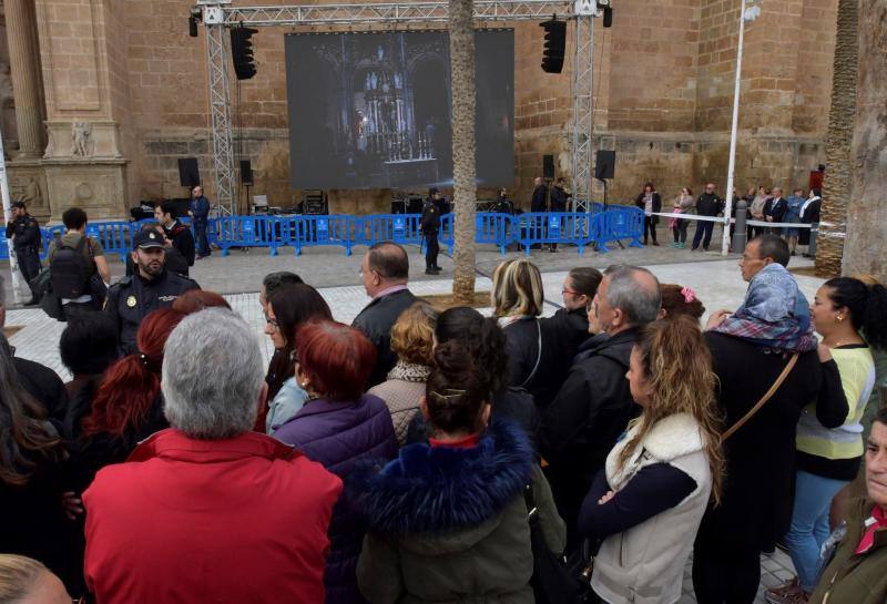 Personalidades políticas, vecinos y familia quisieron acompañar a Patricia y Ángel en este duro momento. 