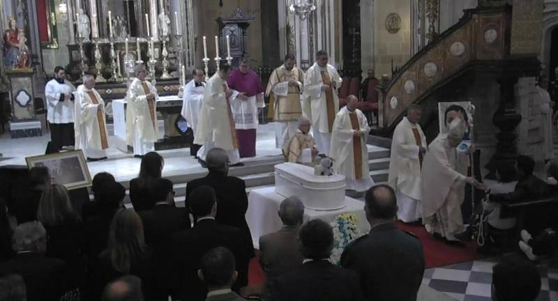 Personalidades políticas, vecinos y familia quisieron acompañar a Patricia y Ángel en este duro momento. 