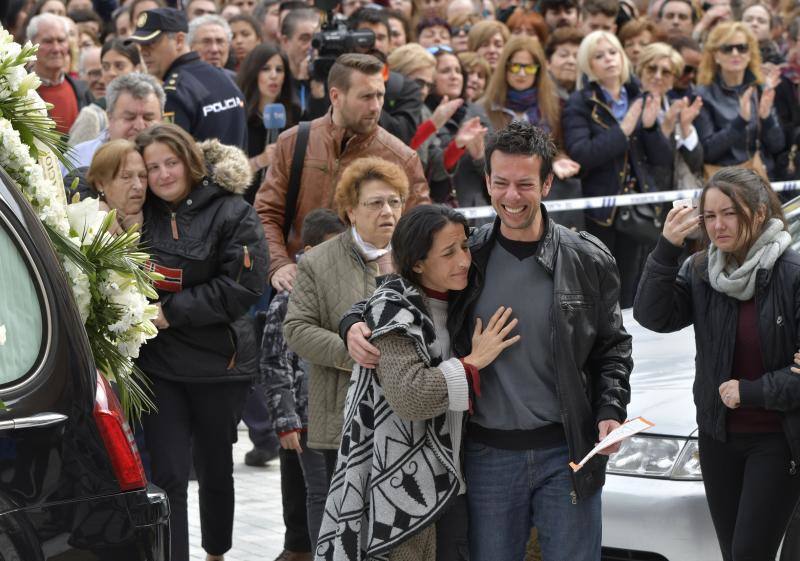 Personalidades políticas, vecinos y familia quisieron acompañar a Patricia y Ángel en este duro momento. 