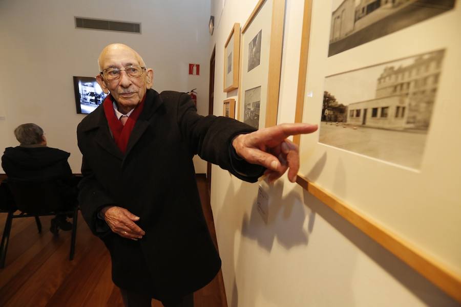 La muestra recorre, a través de una serie de fotografías, documentos, botellas y moldes, la historia de la factoría Gijón Fabril