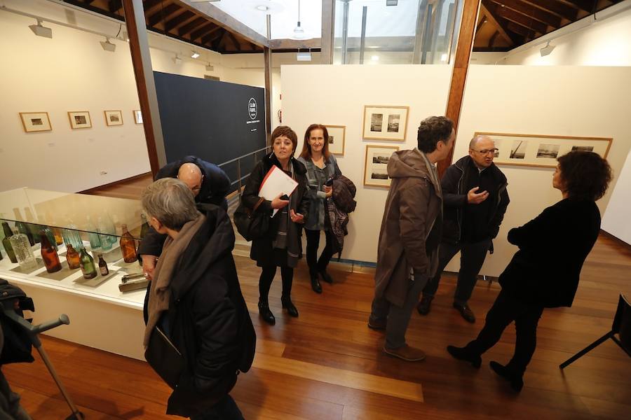 La muestra recorre, a través de una serie de fotografías, documentos, botellas y moldes, la historia de la factoría Gijón Fabril