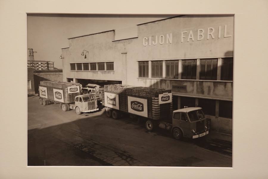 La muestra recorre, a través de una serie de fotografías, documentos, botellas y moldes, la historia de la factoría Gijón Fabril