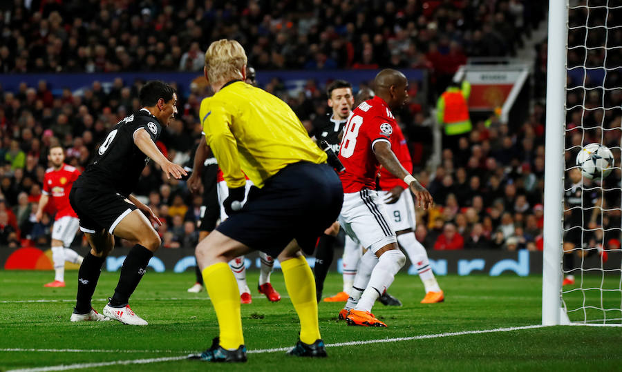 El Sevilla logró el pase a cuartos de final de la Liga de Campeones al imponerse por 1-2 al Manchester United en Old Trafford.