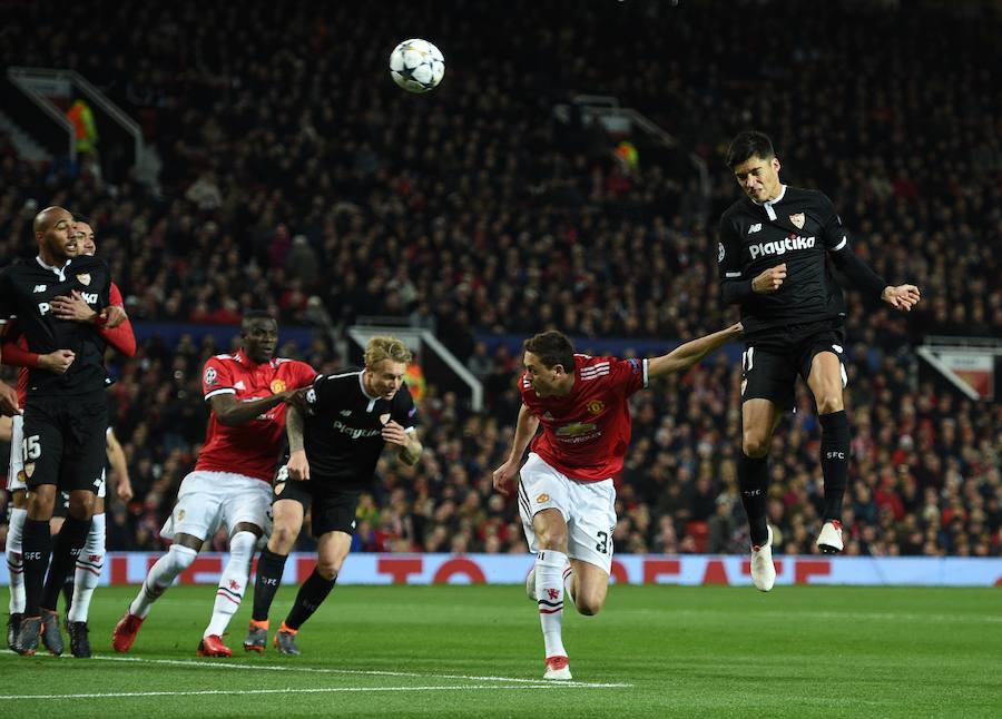 El Sevilla logró el pase a cuartos de final de la Liga de Campeones al imponerse por 1-2 al Manchester United en Old Trafford.