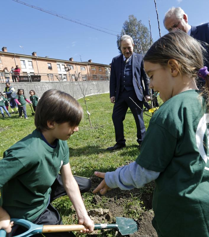 Decenas de alumnos de Primaria de Oviedo han participado en una plantación de árboles enmarcada en una jornada de sensibilización ambiental organizada por la corporación Masaveu. Los árboles, todos de especies autóctonos, repoblarán un terreno próximo a la fábrica de cemento. En la actividad han participado Alicia Castro Masaveu y el alcalde de Oviedo, Wenceslao López.