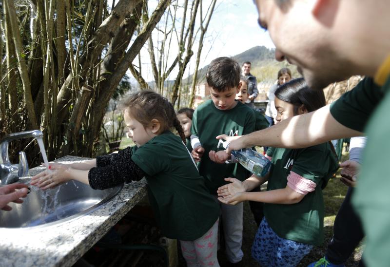 Decenas de alumnos de Primaria de Oviedo han participado en una plantación de árboles enmarcada en una jornada de sensibilización ambiental organizada por la corporación Masaveu. Los árboles, todos de especies autóctonos, repoblarán un terreno próximo a la fábrica de cemento. En la actividad han participado Alicia Castro Masaveu y el alcalde de Oviedo, Wenceslao López.