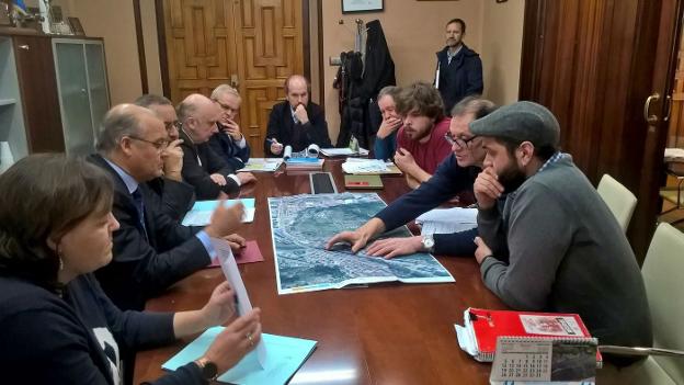 Principado y equipo de gobierno de Langreo analizaron la propuesta regional de urbanización del soterramiento. 