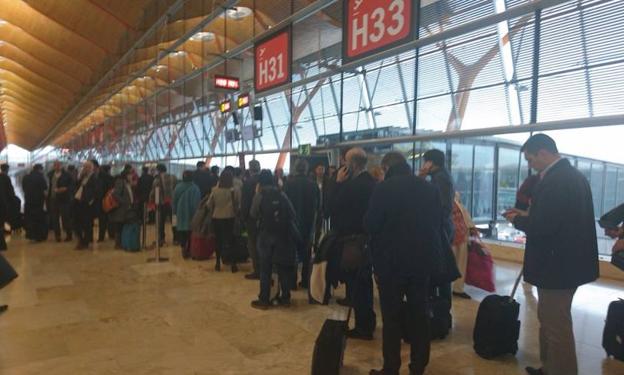 Los pasajeros del vuelo, esperando a ser reubicados.