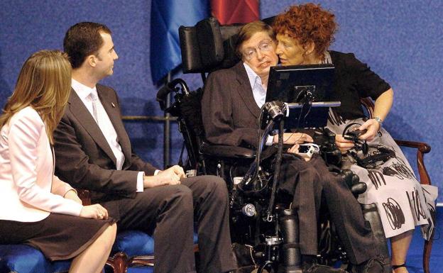 Stephen Hawking, junto a los Reyes, en la gala del Teatro Campoamor. 