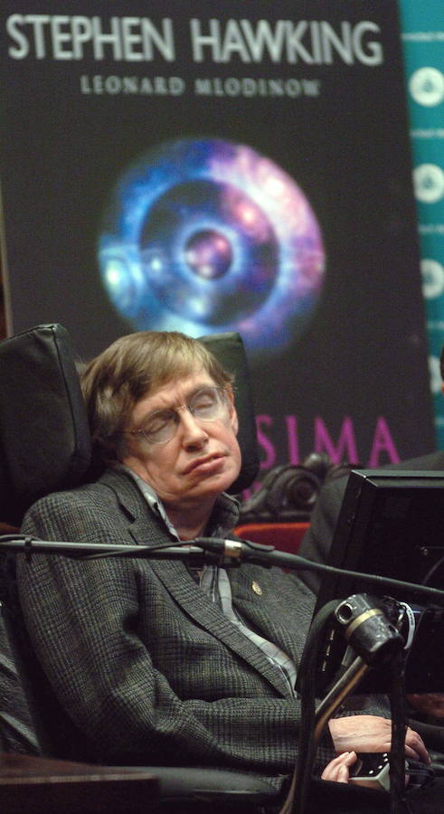 El Principado de Asturias conquistó a Stephen Hawking, que llegó a declararse «enamorado» de esta región. En 1989 recogió el Premio Príncipe de Asturias a la Concordia y en 2005 el científico visitó Gijón y Oviedo.