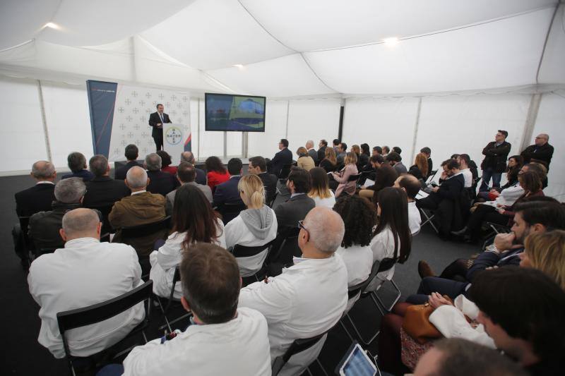 El consejero de Bayer en la región Iberia, Rainer Krause, la directora de la división de Consumer Health, Daniela Chuayre, y el director de la planta de La Felguera, Jorge Álvarez, presentan los resultados de facturación de la empresa correspondientes a 2017 tras inaugurar un nuevo edificio de la factoria.