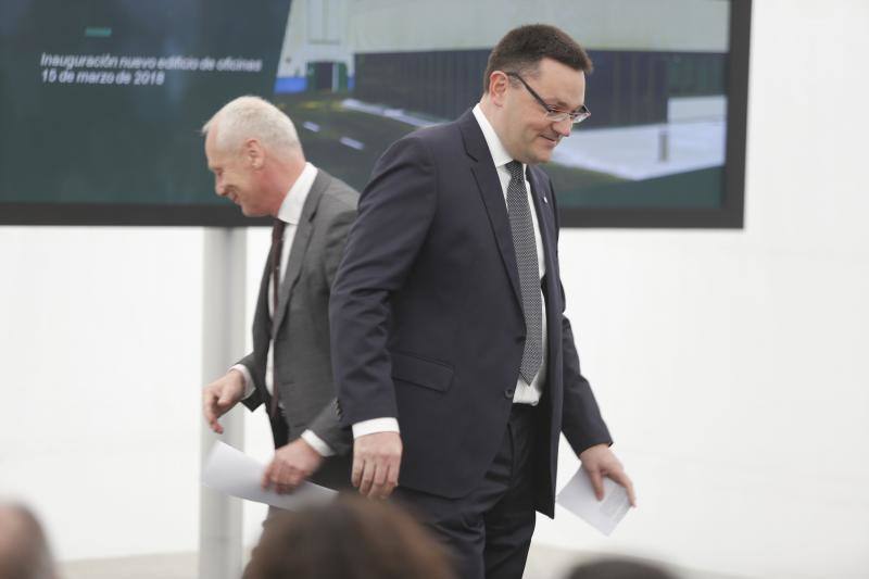 El consejero de Bayer en la región Iberia, Rainer Krause, la directora de la división de Consumer Health, Daniela Chuayre, y el director de la planta de La Felguera, Jorge Álvarez, presentan los resultados de facturación de la empresa correspondientes a 2017 tras inaugurar un nuevo edificio de la factoria.